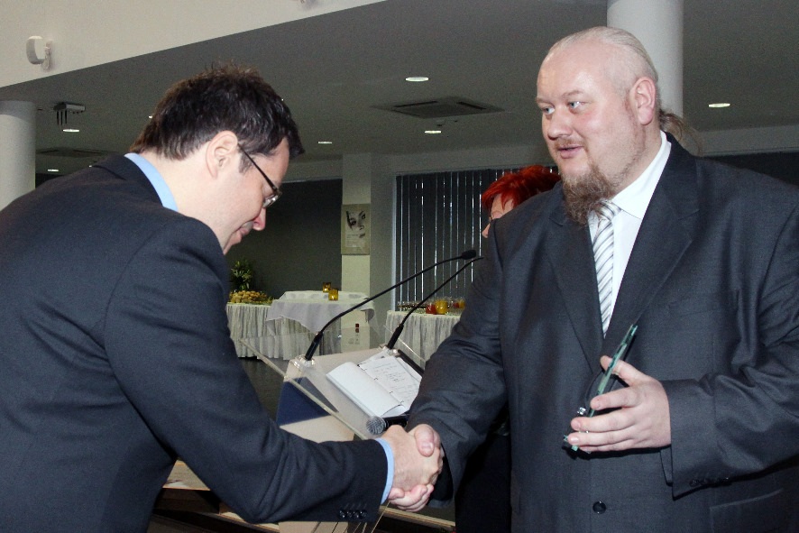 Bartłomiej Krysiuk wręcza Jackowi Kotuli - Area Sales Managerowi firmy Villeroy & Boch Perłę Dystrybutorów 2010 za kolekcję MÉMOIRE OCÉANE